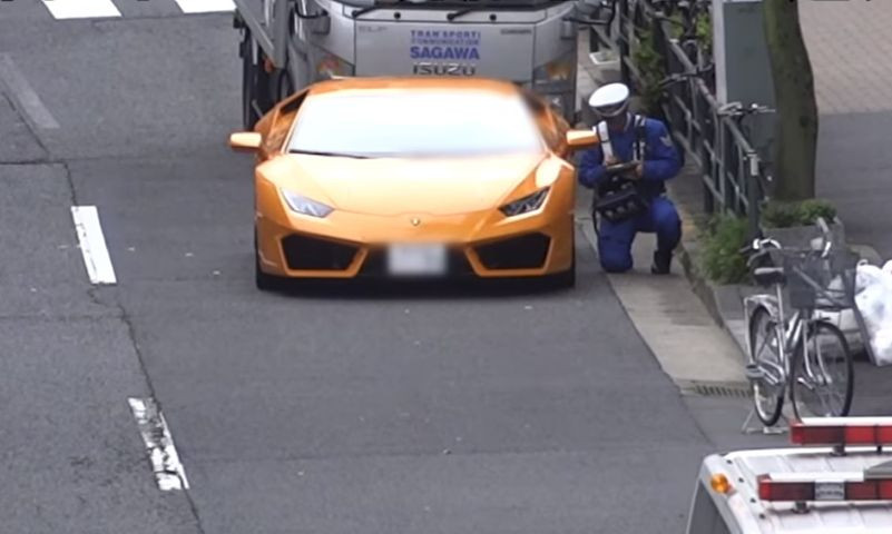 Έριξε το διαδίκτυο! Αστυνομικός κυνηγάει Lamborghini με ποδήλατο (βίντεο)